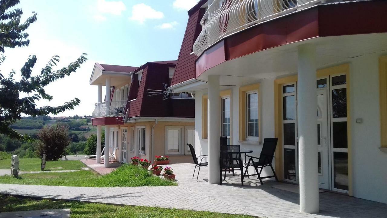 Benelise Apartman ヘーヴィーズ エクステリア 写真
